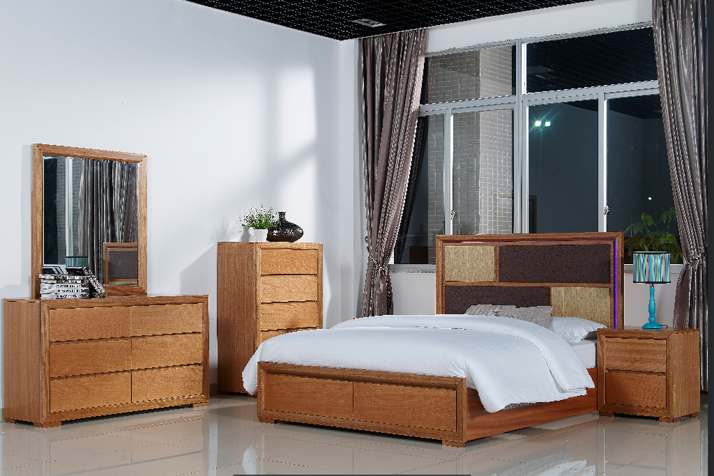 AUDS  (614) KING  5 PIECE DRESSER BEDROOM SUITE WITH  LED LIGHTS ON BEDHEAD  (MODEL 1-21-4-18-5-25) - MAPLE