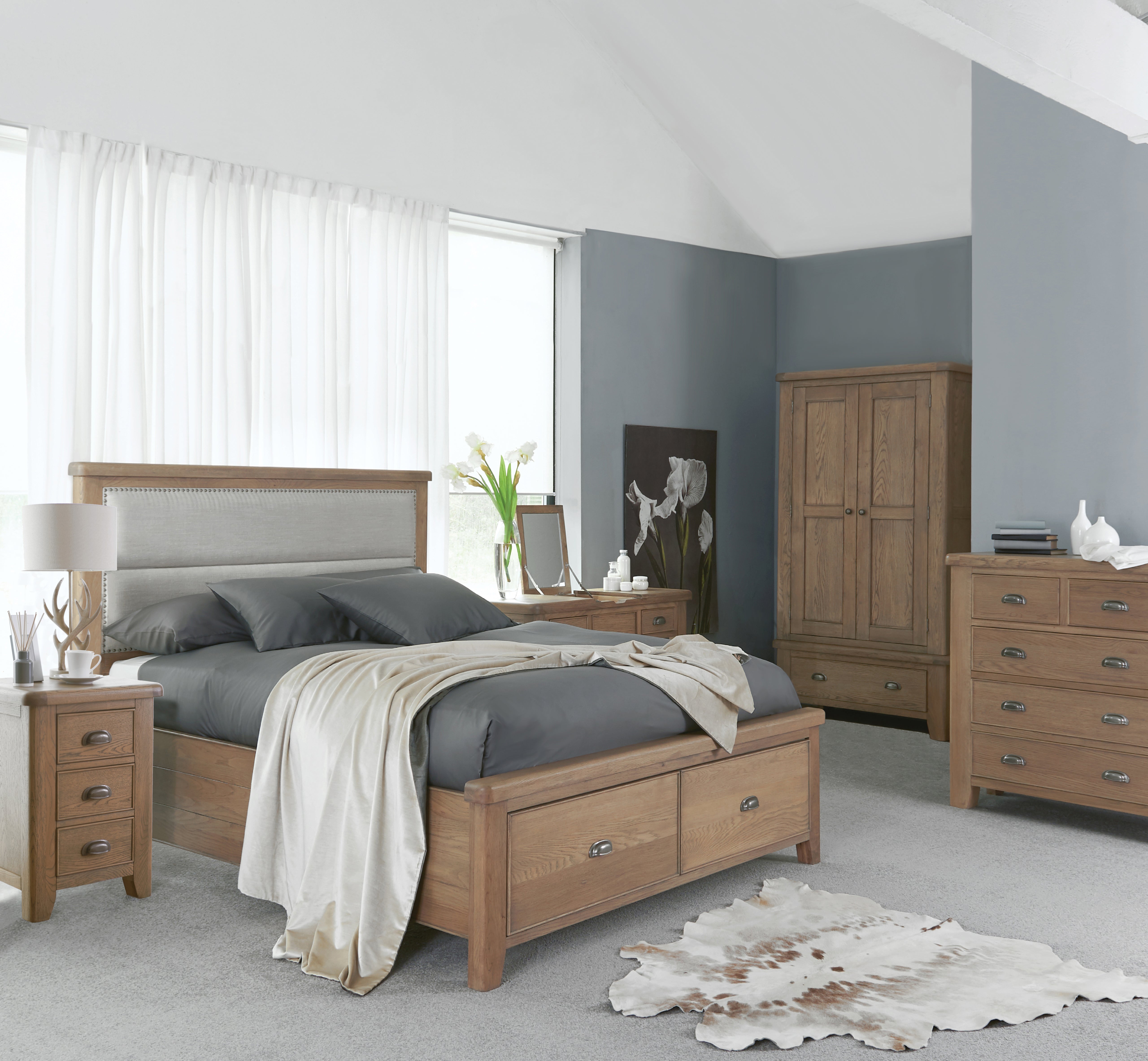 BARCLAY KING 4 PIECE (TALLBOY) FEDERATION BEDROOM SUITE (LESS/MINUS 1 X BEDSIDE) WITH 2 FOOTEND STORAGE DRAWERS - (HO-60) - AGED  OAK - 1 ONLY ONLINE SPACIAL - READY TO GO